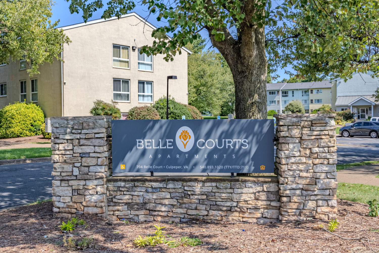 Belle Courts Apartments Sign